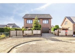 Ruime gezinswoning voorzien van 5 slaapkamers  garage  kelder en tuin nabij het centrum va