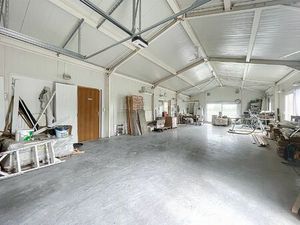 Ruim gelijkvloers appartement met werkplaats/polyvalente ruimte en groot terras.