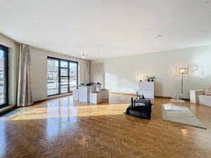 Energiezuinig 3 slaapkamer appartement met 2 zuidwest terrassen en grote garagebox.