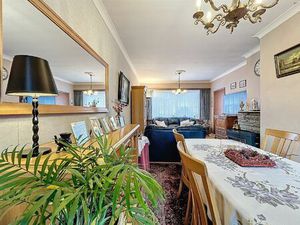 Half open bebouwing met 3 slaapkamers  ruime garage en tuin op perceel van 261m².