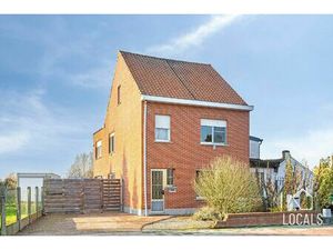 Licht op te frissen halfopen woning met veel potentieel