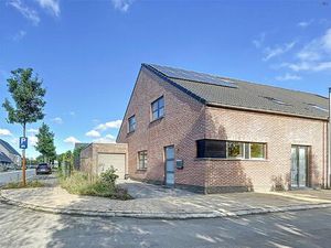 Prachtige half open bebouwing met 4 slaapkamers en garage op 382m² grond