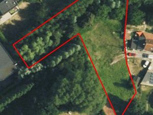 Ruim perceel grond van 2.325m² in groene omgeving