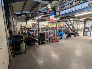 Local 97 m2 + mezzanine+ bureau