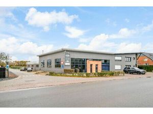Bedrijfsgebouw met kantoren  magazijnen en woonst - groot 2580 m²