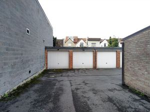 nette garage met ruime inrijmogelijkheid