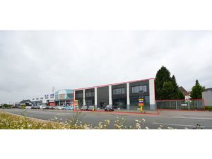 COMMERCIEEL GEBOUW BAANLOCATIE MET PARKING NABIJ MCDONALDS