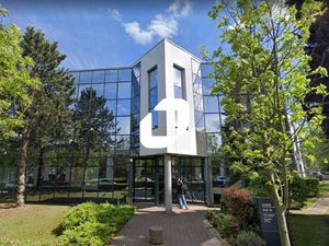 A LOUER  BUREAUX DANS PARC ACTIVITE PROCHE A6