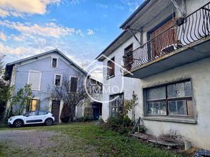 Saint Magne de Castillon: Ensemble immobilier avec une maison  immeuble  et deux locaux à.
