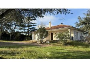 Maison traditionnelle de 4 chambres avec parc arboré sur terrai de 2300 m2.