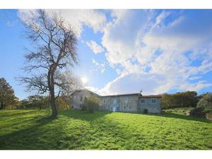 Batisse de 1750 en partie rénovée. Terrain de 1 9 hectares