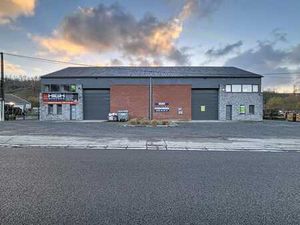 Entrepôt 576 m² avec bureau  idéalement situé - Bande