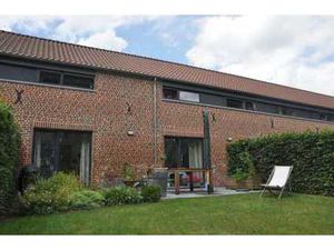 Charmante et agrémentée d'une terrasse et d'un jardin