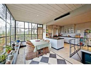 Open bebouwing met grote garage of magazijn  gelegen voll...