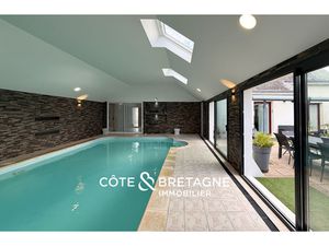Maison Familiale 235 m2 avec Piscine Couverte et Jardin Clos