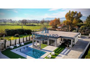 OUCHES - Maison moderne avec piscine