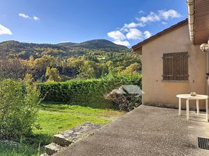 Maison 3 pièces avec grand sous-sol et terrain arboré