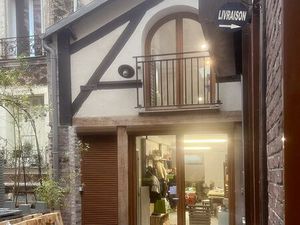 Charmants ateliers dans une cour fleurie