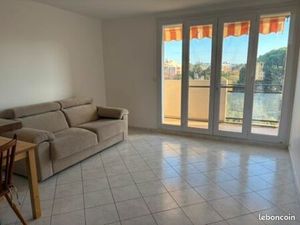 Superbe 2 pièces meublé  refait à neuf   dernier étage avec ascenseur