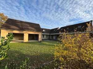 Très belle propriété contemporaine avec environnement exceptionnel et piscine à terminer L