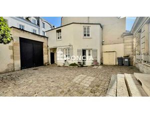 Petite maison de ville en plein centre de Saint Germain En Laye  très calme