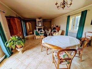 Villa de plain-pied avec piscine sur terrain arboré.