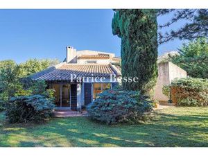 Dans le 9e arrondissement de Marseille  près des calanques  une villa d'architecte de 200.