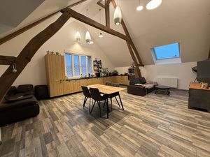 Ensemble immobilier - Locaux commerciaux + grand appartement. Rentabilité 7 % Estrées-Sain