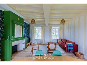 Ancien presbytère rénové avec jardin de curé au pied de l'église
