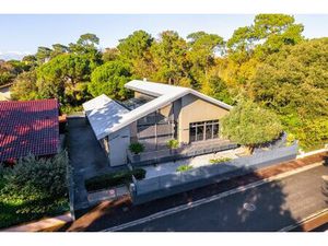 Vente Maison de luxe Arcachon 6 Pièces 203 m² <meta name="description" content="À quelques