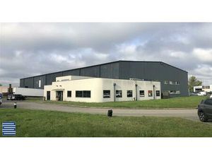 Location local d'activités ST ANDRE DE CORCY 3 930 m²