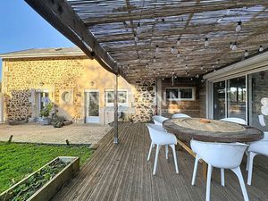 Maison à vendre à Rochechouart - 7 pièces  5 chambres  piscine  panneaux solaire  garage d