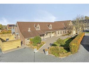 Unieke kans : Horeca met parking en instap klare woonst met 5 slaapkamers