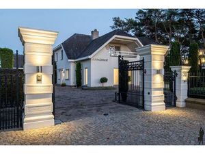 Riante villa (maar liefst 454m² woonopp.) vlakbij Nederland