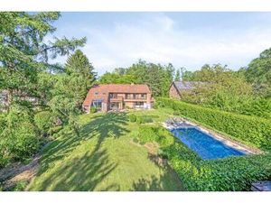 Ruime klassieke villa met zwembad in doodlopende straat