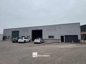 A louer - Cellule d'activités avec parking privatif et aménagement possible de bureaux - T