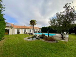 Maison Saint-savinien 9 pièce(s) piscine et local professionnel