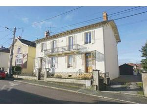 Appartement de 105 m2 environ avec garage  caves et jardin