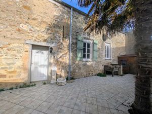 Charmante maison ancienne  en bon état  à quelques pas des petits commerces