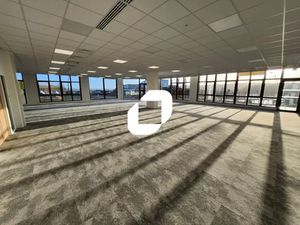 A LOUER  SUPERBES SURFACES EN PLEIN COEUR DE VIVALLEY