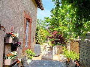 Appartement avec du cachet  3 chambres  terrasse  jardin  dépendances