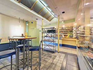 Local commercial prêt à emménager (environ 149 m²) à louer p