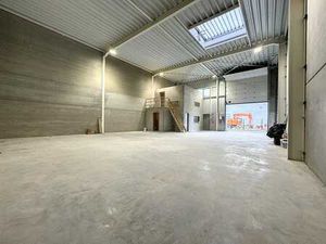 Superbe entrepôt neuf de 216m2 + 2 bureaux