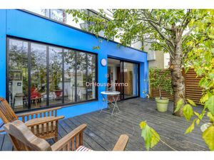 Maison familiale avec jardinet  terrasses et dépendance. Vue Loire et cachet.