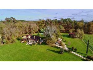 Charmante ferme rénovée sur 2 5 ha avec piscine  2 gîtes et vue imprenable – Sud...