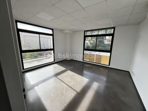 Local d activites de 155 m² à Hyeres