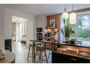 Maison de caractère en pierre  design et nature — un art de vivre dans le Jura