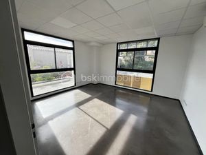 Location locaux professionnels 155 m² à Hyeres (83400)  3 570 €