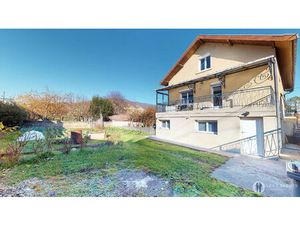 Maison T5 rénovée avec jardin et garages