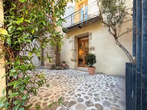 Maison de charme de 138 m2 rénovée  3 chambres  avec cour intimiste — Paulhan (34230)